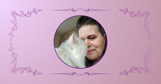 Kräftiges Altrosa Bannerbild mit einem runden Portrait-Katzen-Foto in der Mitte