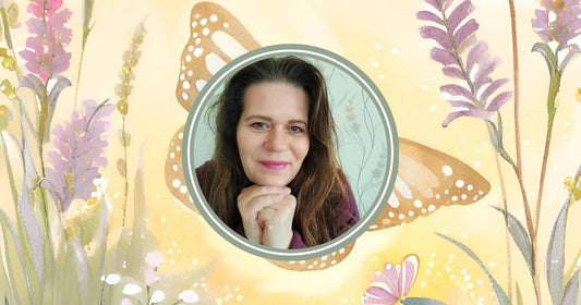 Pause und Power- Die Geschichte hinter des Kartendecks. Zartgelbes Bannerbild mit Schmetterling, Blumen und einem Portraitbild von Christin Bollow in der Mitte.