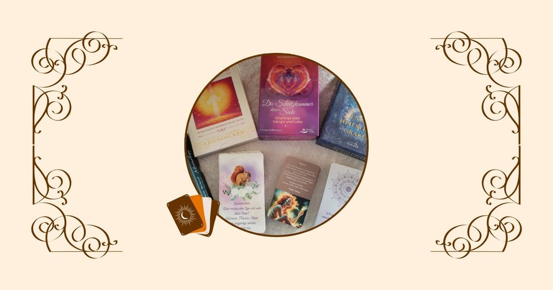 Blogbeitrag: Wie finde ich das richtige Orakeldeck für mich?, Beiges Bannerbild mit einen Foto von verschiedenen Kartendecks in der Mitte