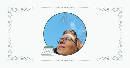 Zartgrünes Bannerbild mit einem Portraitfoto in der Natur in der Mitte