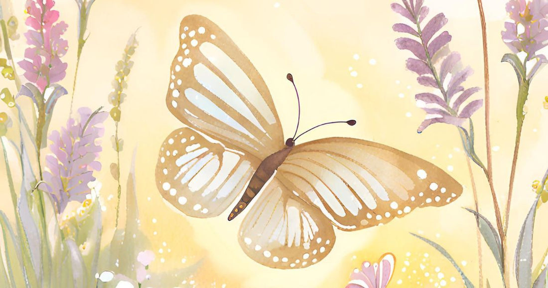 Pause und Power Wochenimpuls 24- Orakelbotschaft von Christin Bollow: Zartgelbes Bannerbild mit Schmetterling in der Mitte und fliederfarbenen Blumen an den Rändern.