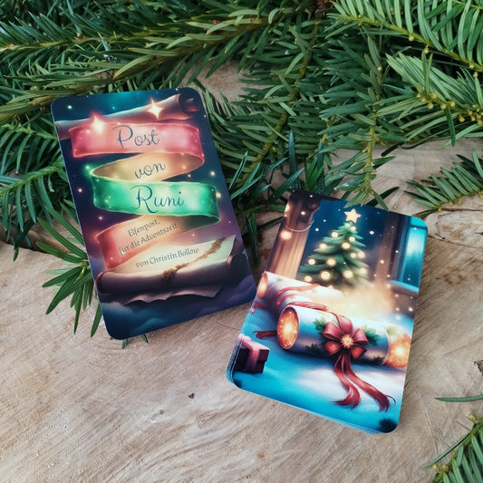 Kartendeck 'Post von Runi'. Das Dezemberdeck liegt mit Deckkarte und der Rückseite der Impulskarten auf einer Holzscheibe und frischen Nadelbaumzweigen. Die Rückseite der Karten zeigt ein winterliches Motiv mit kleinen, leuchtenden Schriftrollen und einem beleuchteten Tannenbaum.
