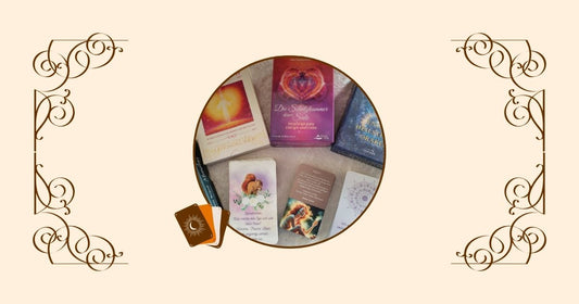 Blogbeitrag: Wie finde ich das richtige Orakeldeck für mich?, Beiges Bannerbild mit einen Foto von verschiedenen Kartendecks in der Mitte