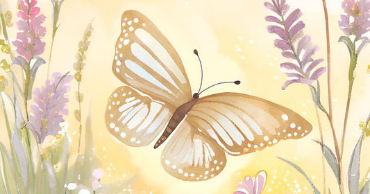 Pause und Power- Wochenimpuls 21- Orakelbotschaft von Christin Bollow: Zartgelbes Bannerbild mit Schmetterling in der Mitte und fliederfarbenen Blumen an den Rändern.