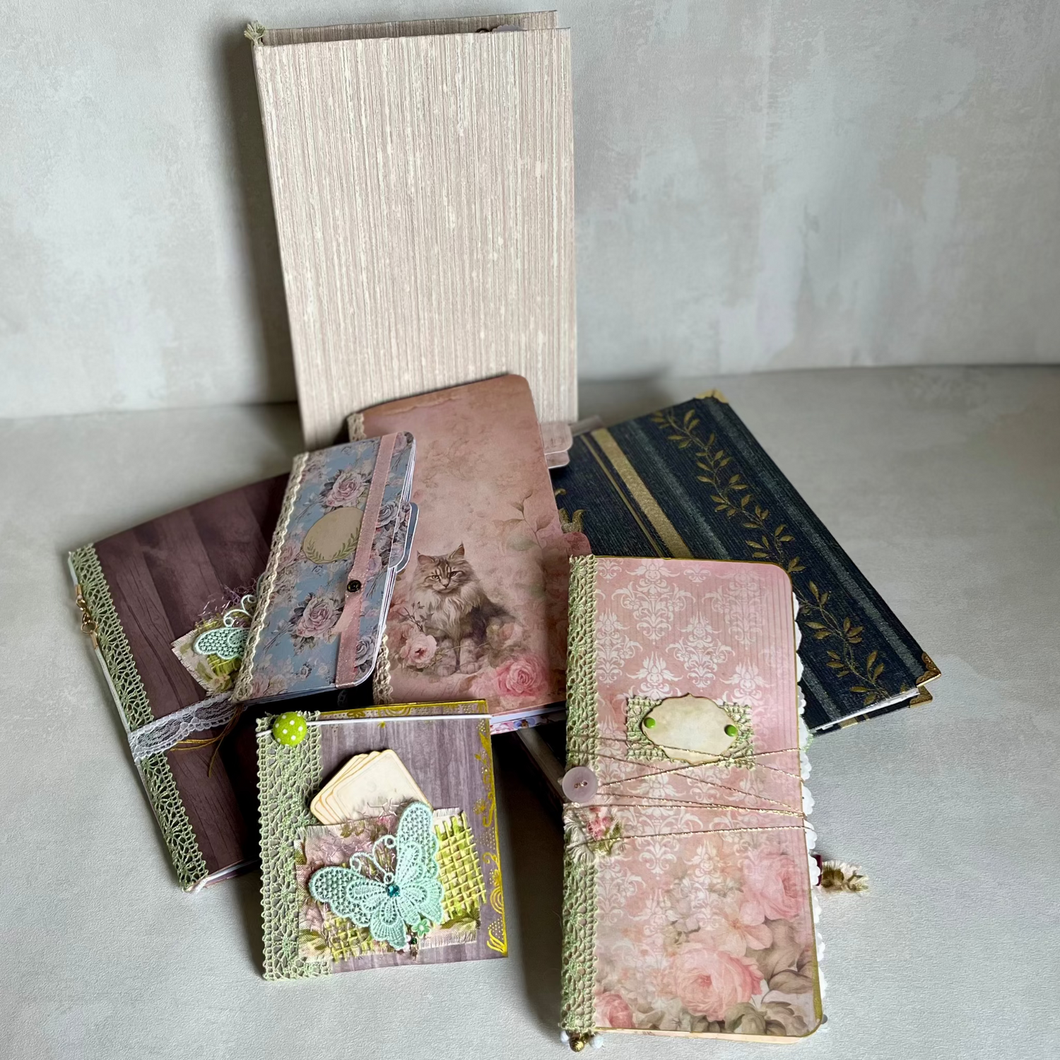 Auswahl handgemachter Journale von Christin Bollow