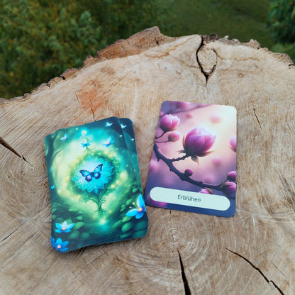 Kate "Erblühen" aus dem Jahreszeiten-Kartendeck, Frühlingsmotiv mit einer Kirschblütenknospe, daneben Rückseite mit einem Schmetterling und Blüten