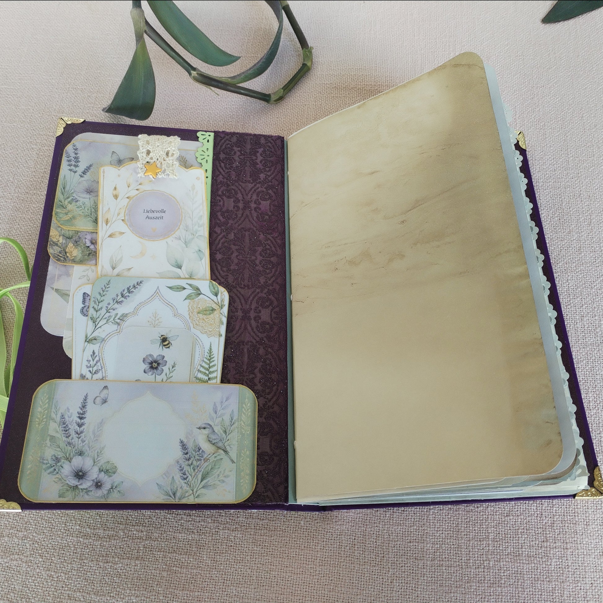 Journal Lila-Grün Innendeckel mit extra Beigaben wie Lesezeichen und Motivkarten in verschiedenen Größen
