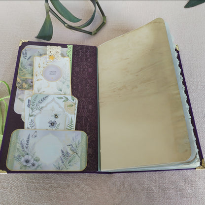 Journal Lila-Grün Innendeckel mit extra Beigaben wie Lesezeichen und Motivkarten in verschiedenen Größen