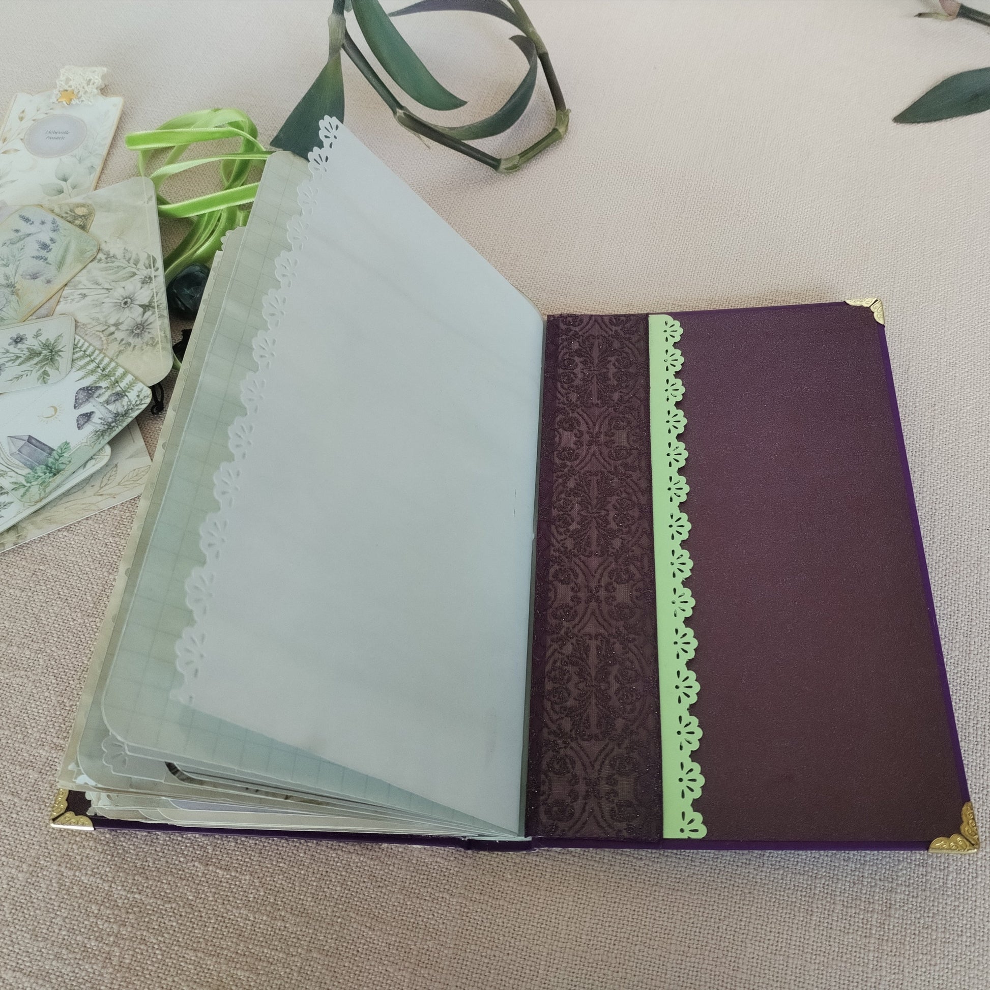 Journal Lila-Grün, hinterer Innendeckel mit Papiertasche