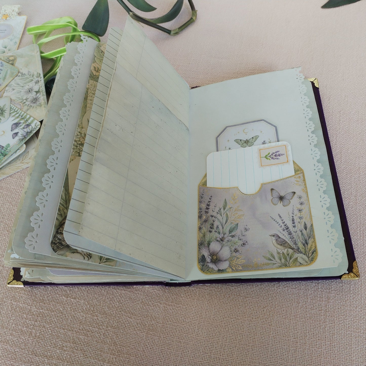 Journal Lila-Grün, Innenseite mit Papiertasche die eine Karteikarte und Motivkärtchen beinhaltet
