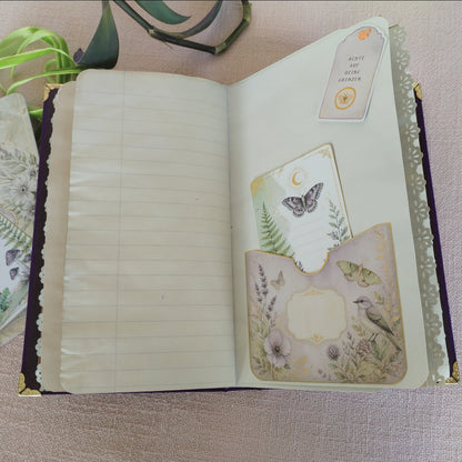 Journal Lila-Grün Innenseite mit Papiertasche, die ein Motivkärtchen beinhaltet