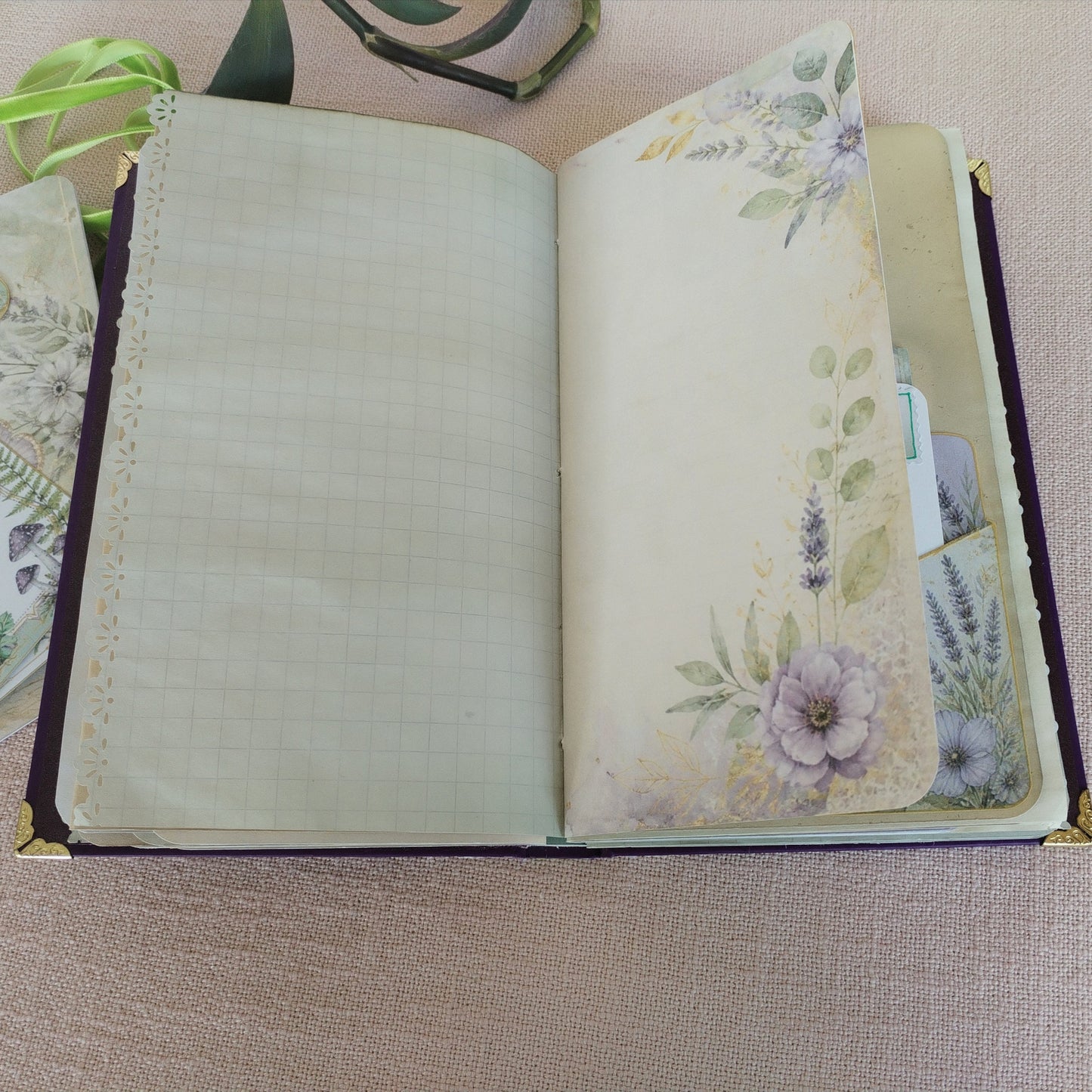 Journal Lila-Grün Innenseite mit floralem Motivpapier in Lila-und Grüntönen