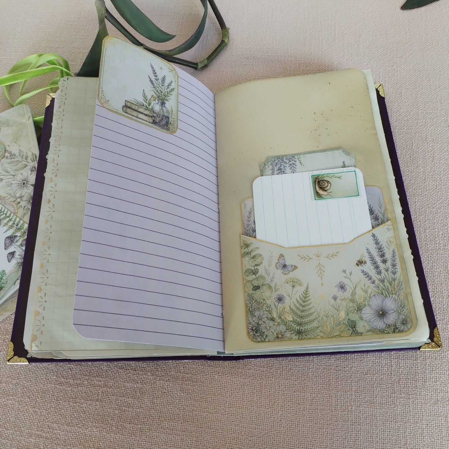 Journal Lila-Grün Innenseite mit Papiertasche, die eine Karteikarte und ein kleines Motivkärtchen beinhaltet