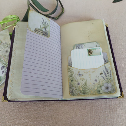 Journal Lila-Grün Innenseite mit Papiertasche, die eine Karteikarte und ein kleines Motivkärtchen beinhaltet