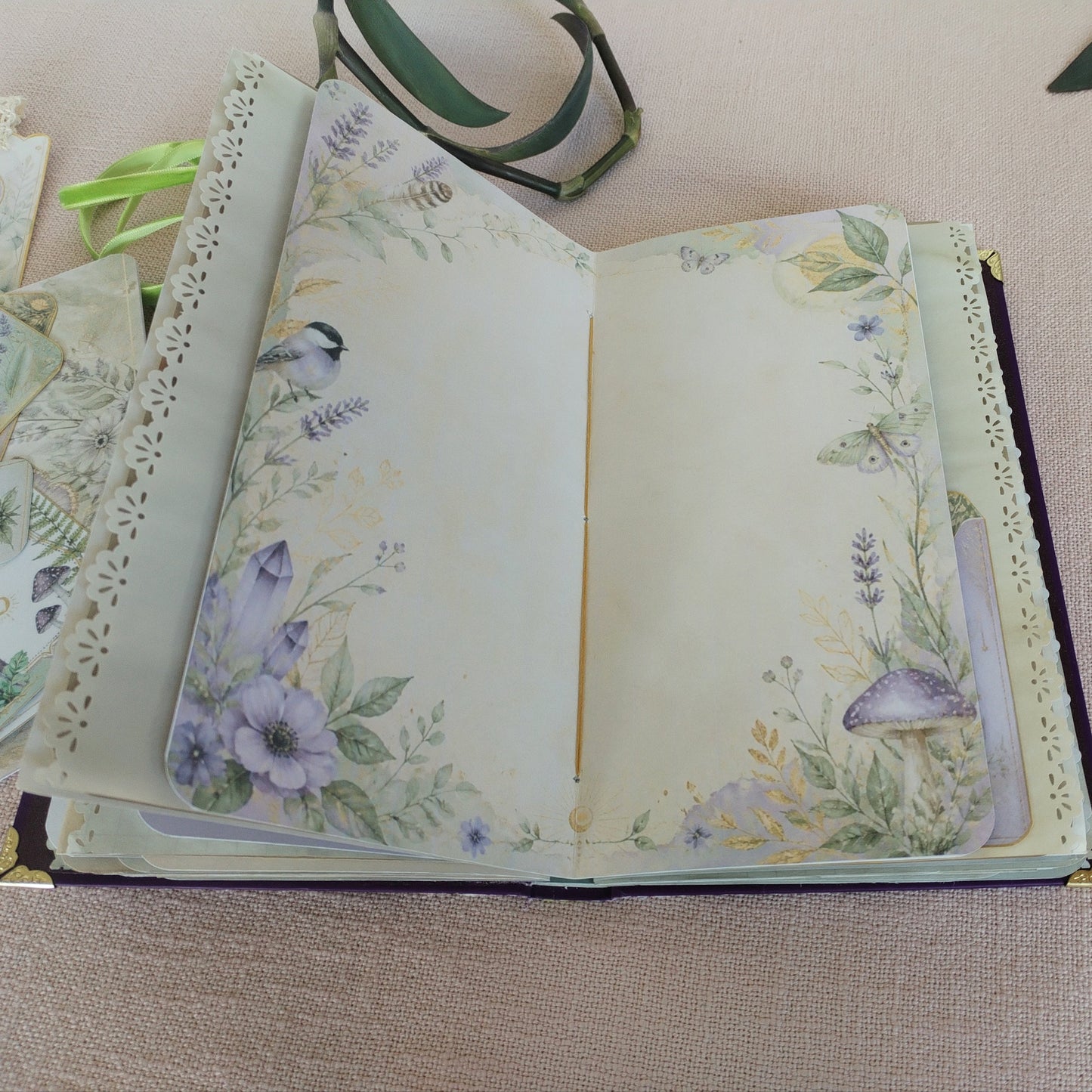 Journal Lila-Grün Innenseite Motivpapier in Lila- und Grüntönen mit Blumen, Vogel, Pilz und Kristallen