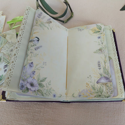 Journal Lila-Grün Innenseite Motivpapier in Lila- und Grüntönen mit Blumen, Vogel, Pilz und Kristallen
