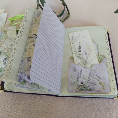 Journal Lila-Grün Innenseite mit Papiertasche, die ein Lesezeichen und ein kleines Motivkärtchen enthält.