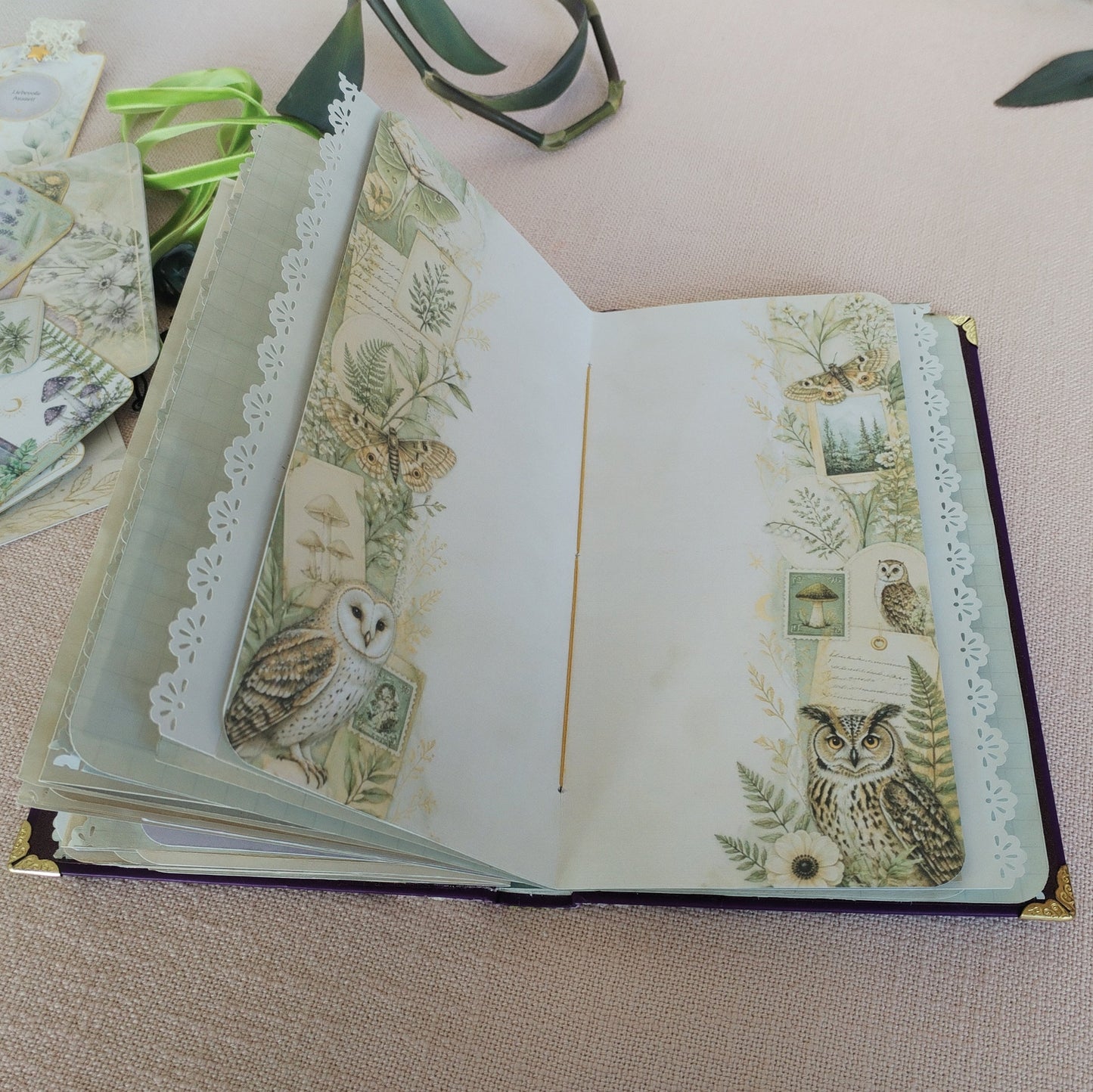 Journal Lila-Grün, Innenseite Motivpapier in Grüntönen mit Eulen- Pflanzen- und Schmetterlingsmotiven