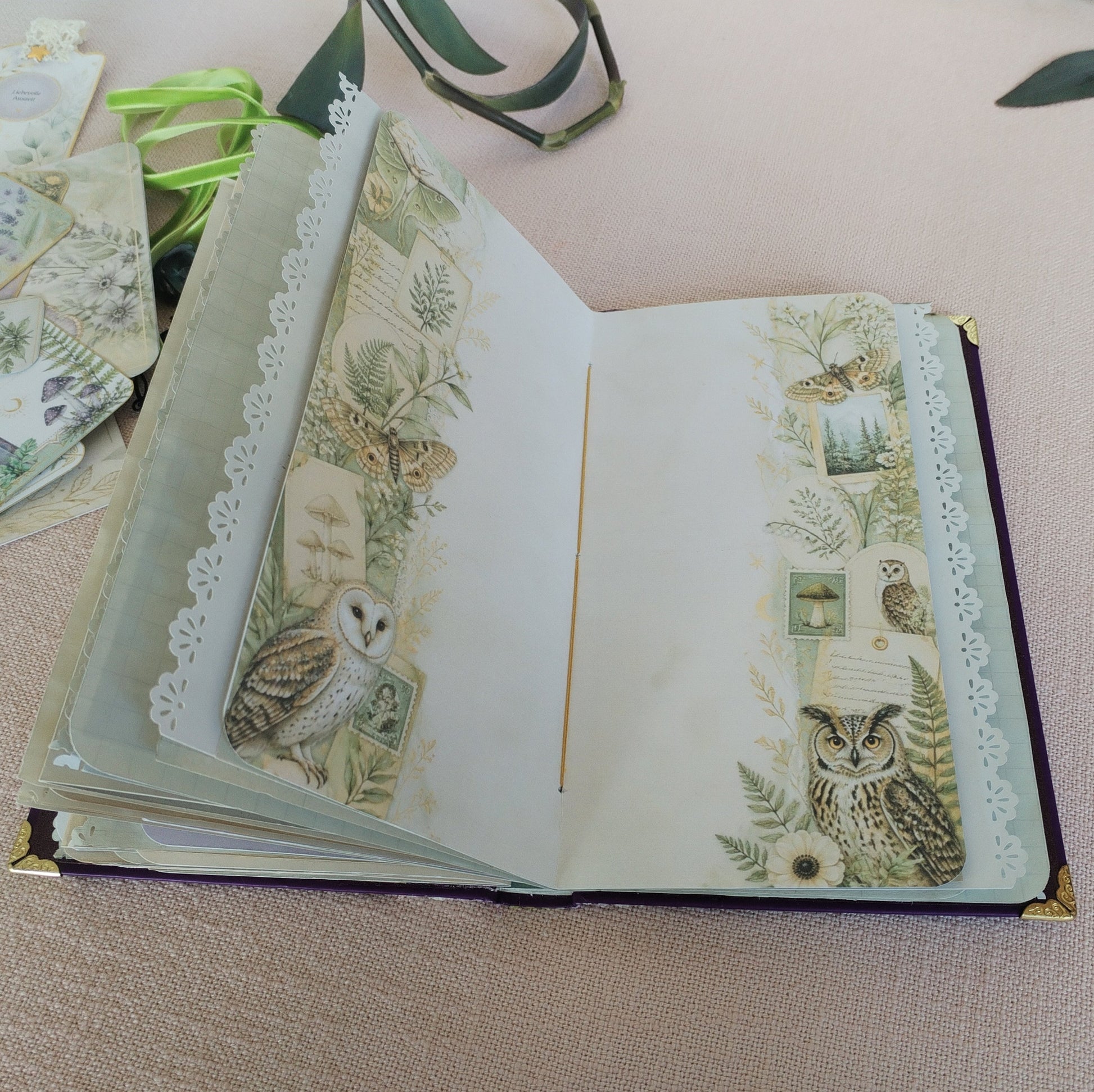 Journal Lila-Grün, Innenseite Motivpapier in Grüntönen mit Eulen- Pflanzen- und Schmetterlingsmotiven
