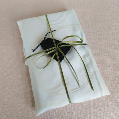 Journal Lila-Grün versandfertig in Vintage-Stoffserviette gehüllt