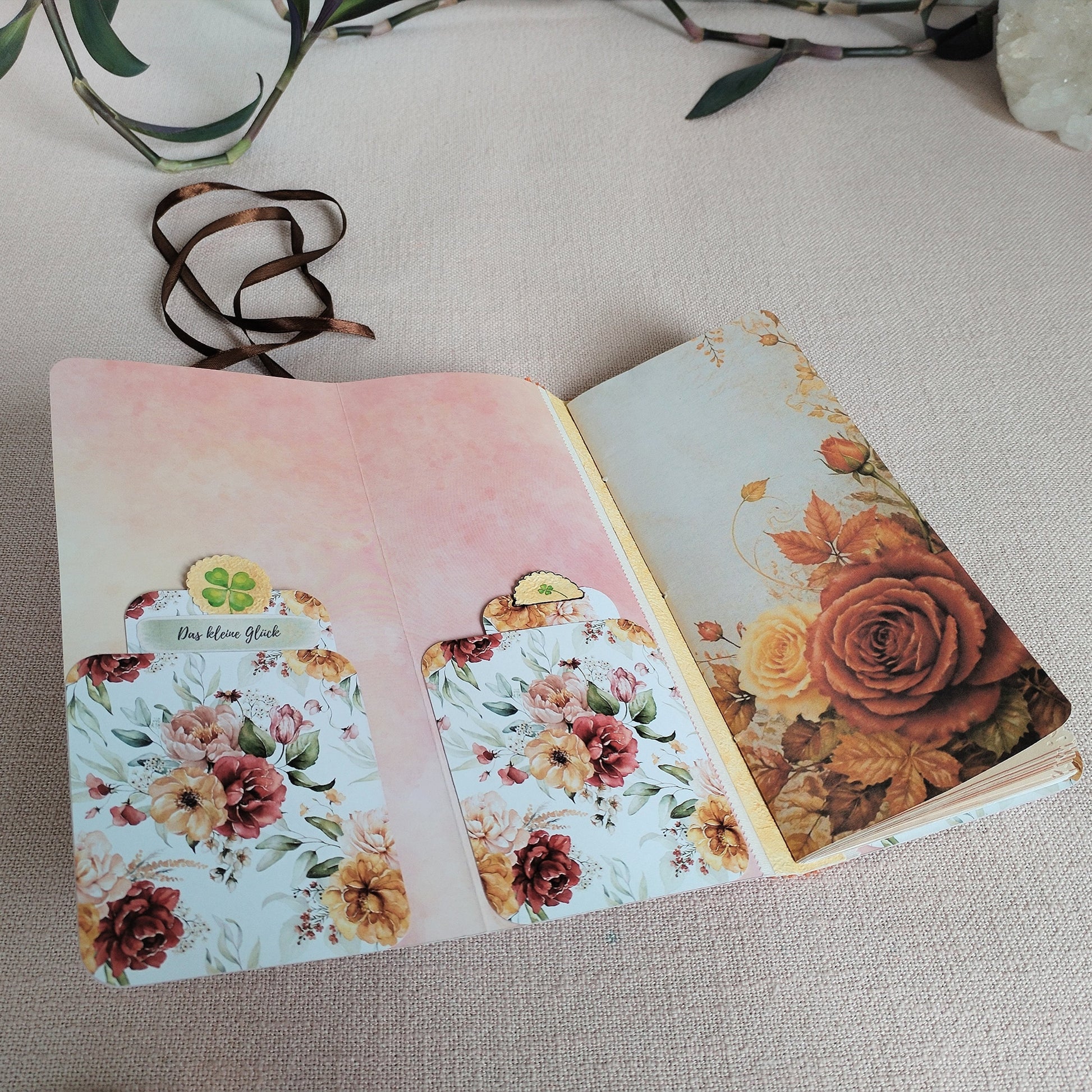 Long-Slim-Journal Glück Innenansicht mit zwei Papiertaschen undbedruckten Rosenmotiv-Papier