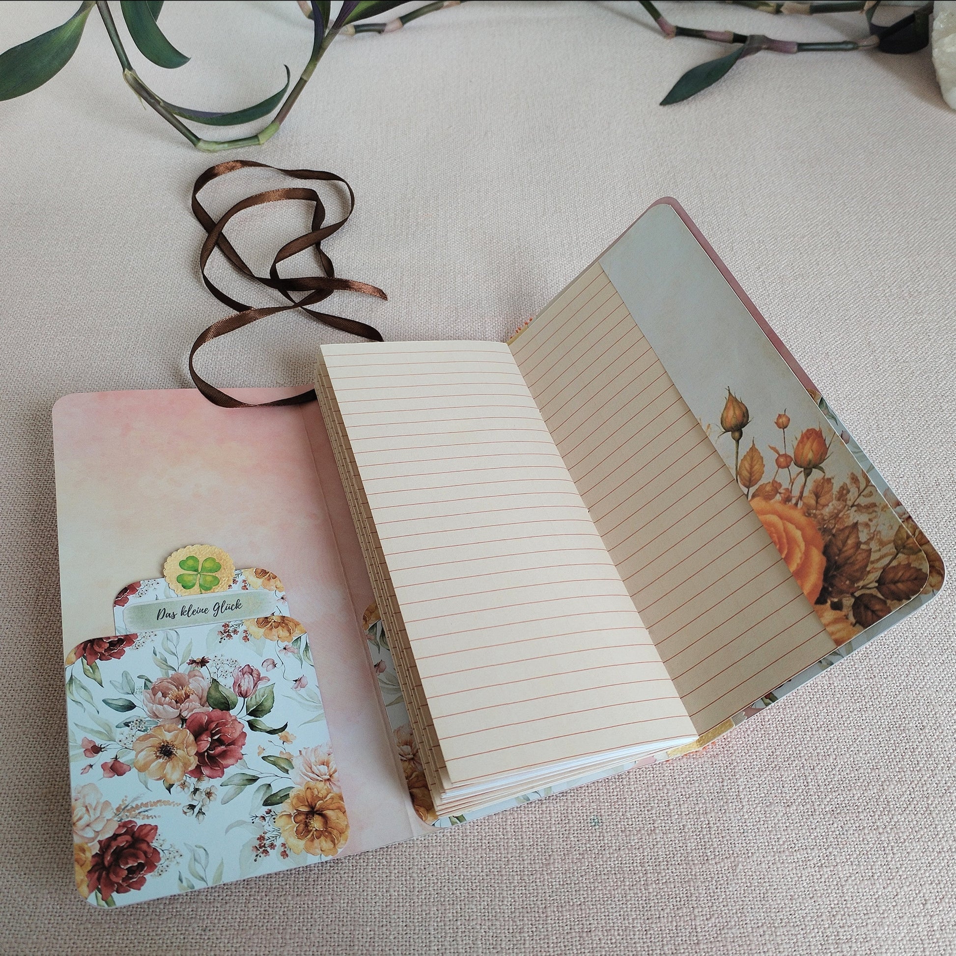 Long-Slim-Journal Glück nnenansicht mit liniertem Papier und Papiertaschen.