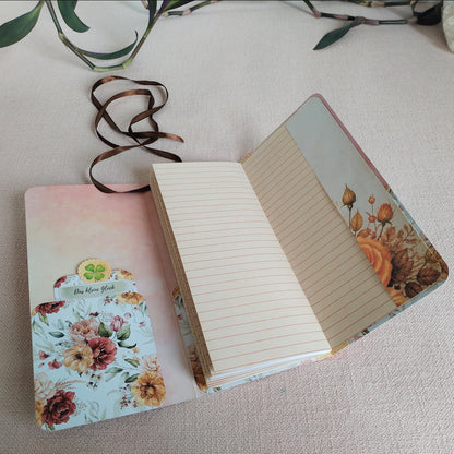Long-Slim-Journal Glück nnenansicht mit liniertem Papier und Papiertaschen.