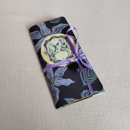 Long-Slim-Journal Motiv Kolibri Vorderseite mit einem fliederfarbenen Satinband umwickelt und einem kleinen Kettenanhänger aus Onyx.