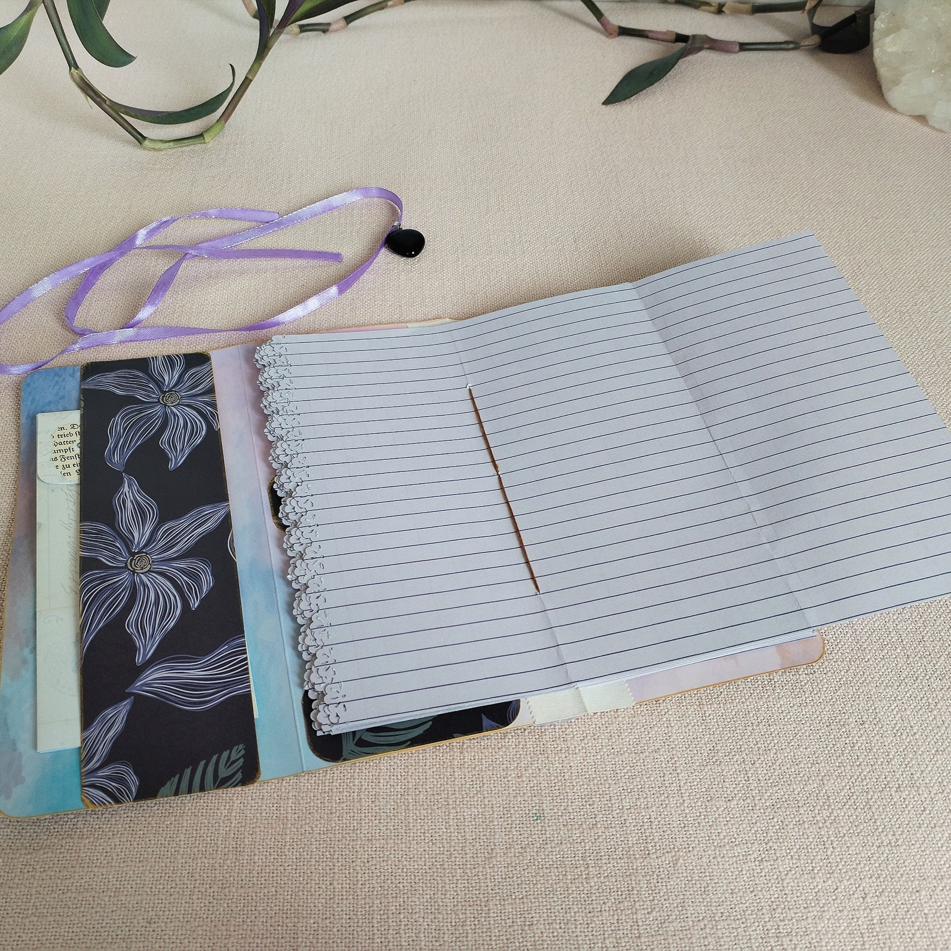 Long-Slim-Journal Motiv Koliri Innenansicht. Liniertes fliederfarbenes Papier, Fadenbindung.
