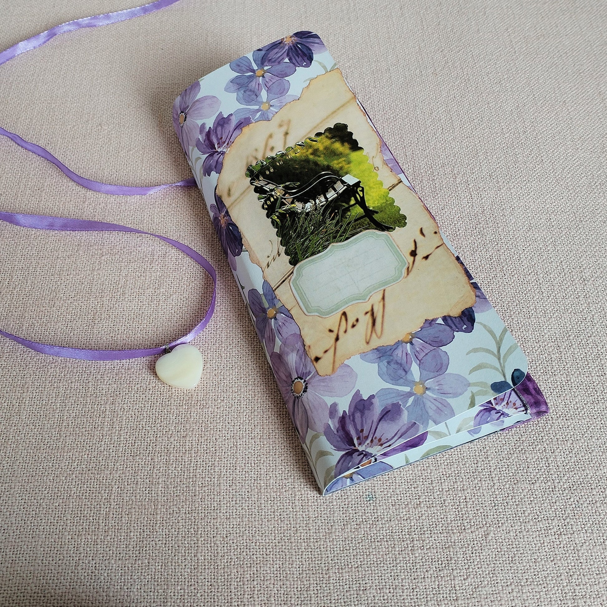Long-Slim-Journal Lila Blumen, Vorderseite Bild 2.