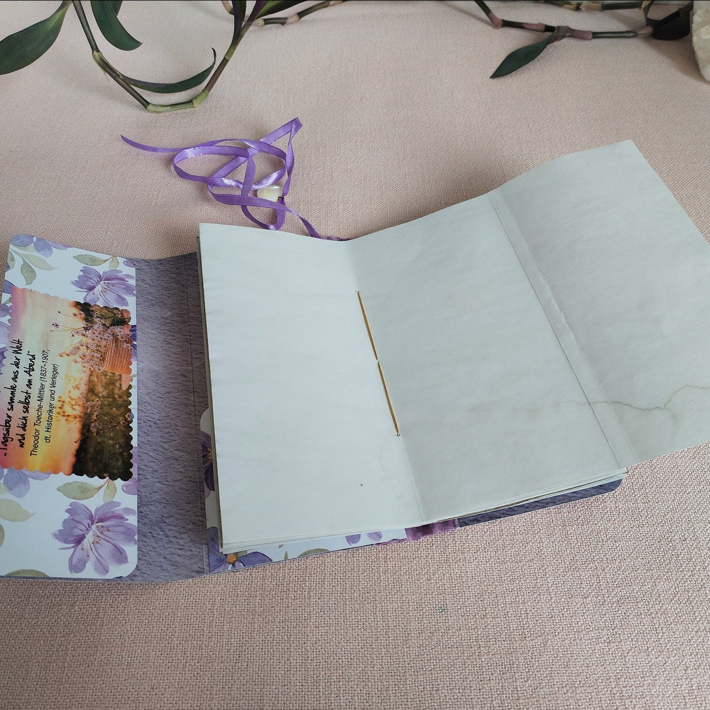 Long-Slim-Journal Lila Blumen, Innenansicht. Mit Tee gefärbtes Blankopapier, Fadenbindung und Papierinnentasche. 