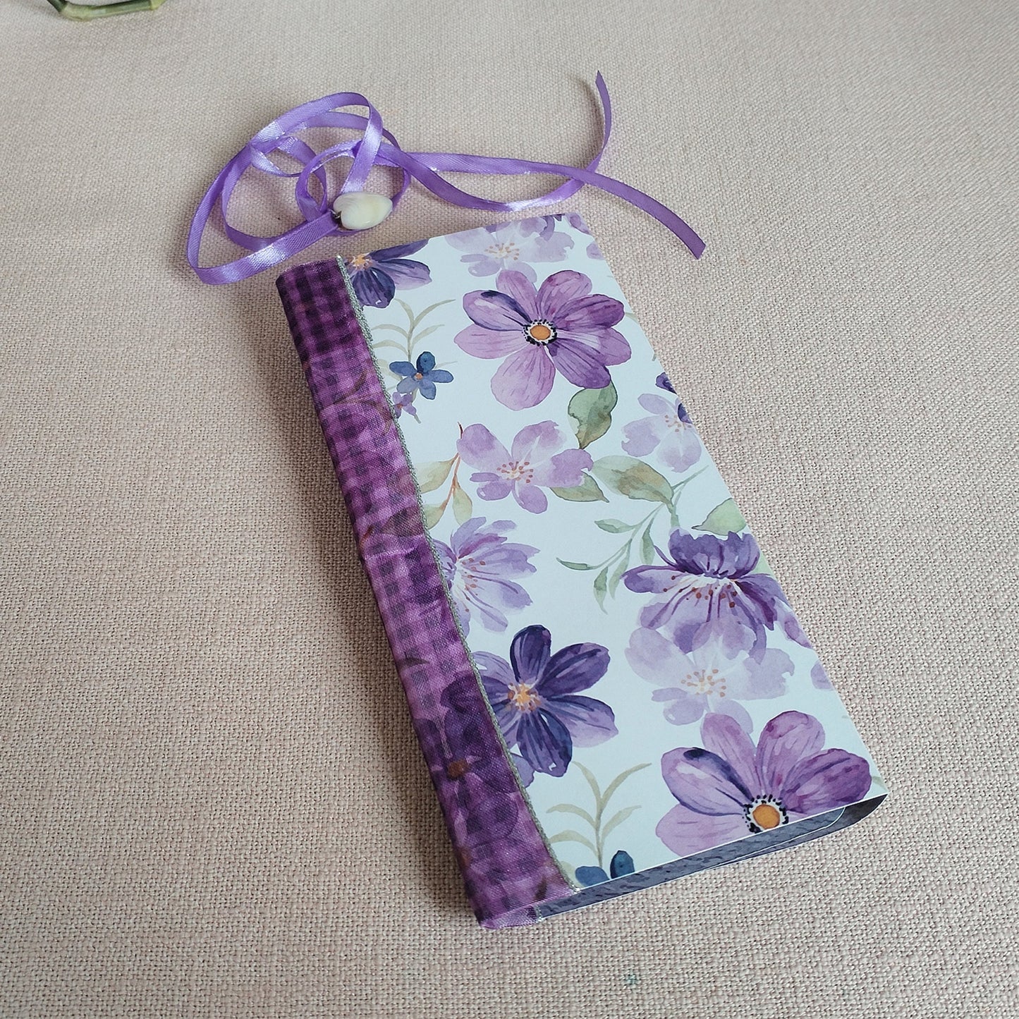 Long-Slim-Journal Lila Blumen Rückseite.