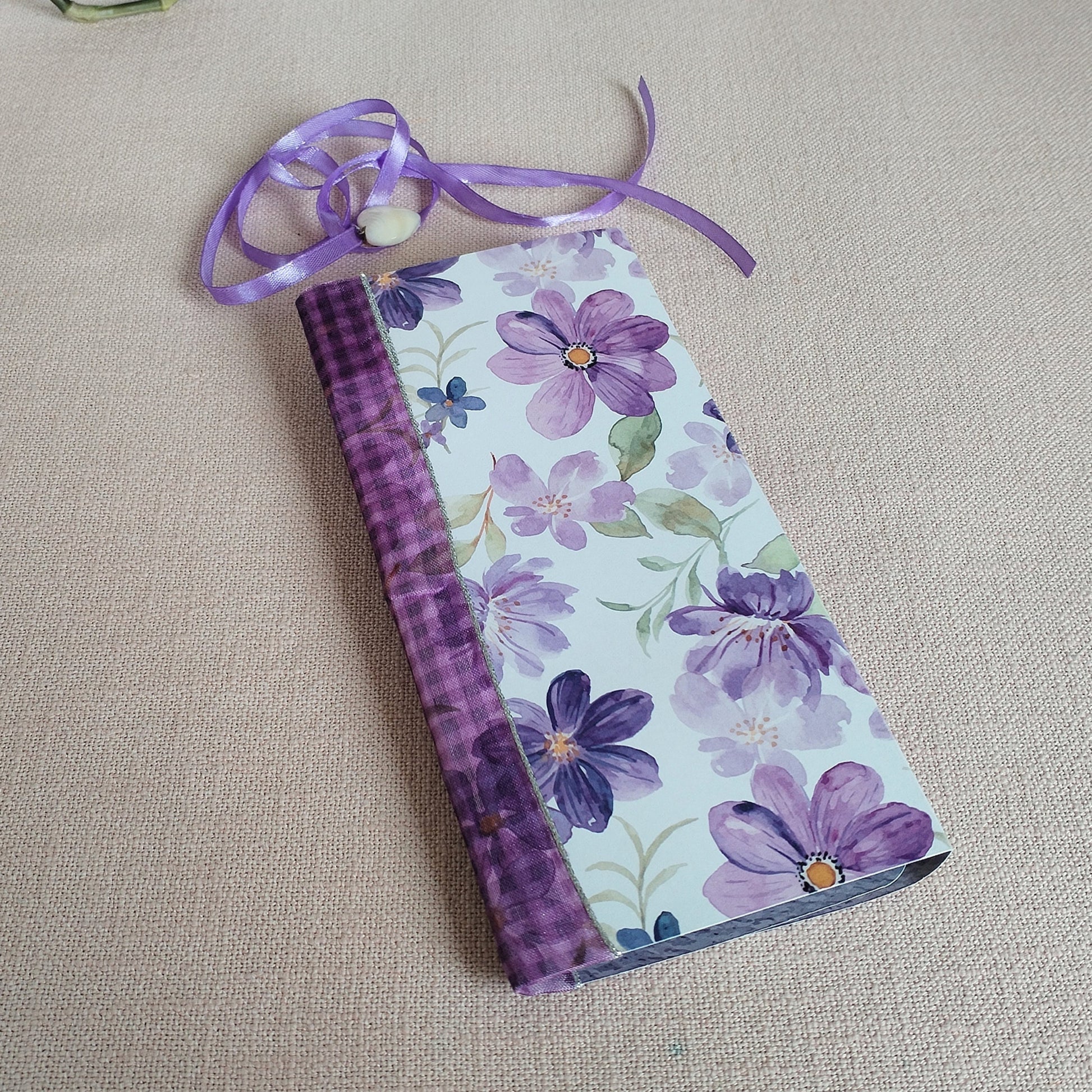 Long-Slim-Journal Lila Blumen Rückseite.