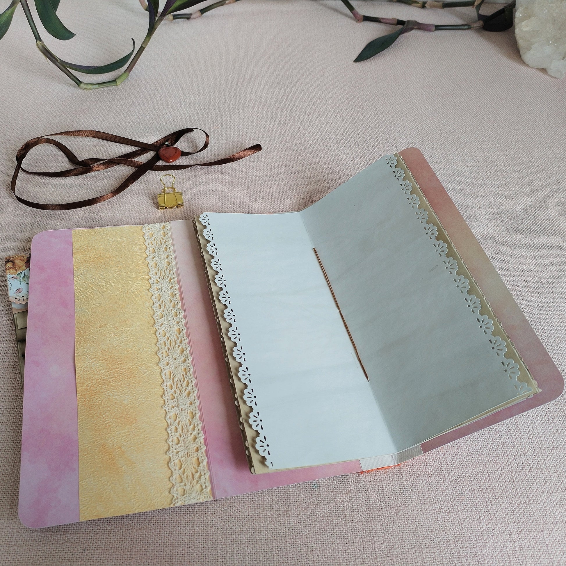 Long-Slim-Journal Motiv Rosen, Innenansicht Bild 3, Tee gefärbtes Blankopapier mit Fadenbindung.