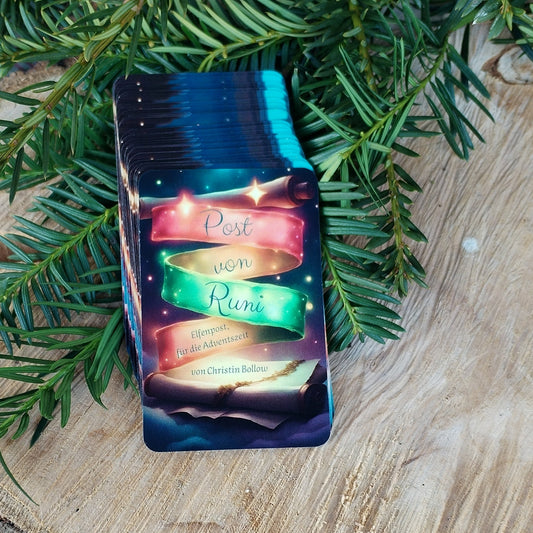 Kartendeck 'Post von Runi'. Das Dezemberkartendeck liegt mit der Deckkarte auf einer Holzscheibe und frischen Nadelbaumzweigen.