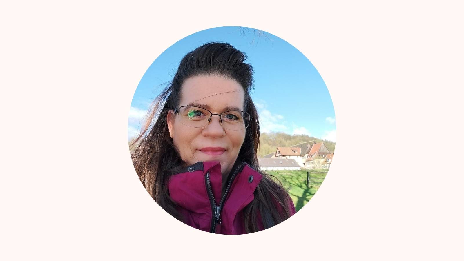 Portrait von Christin Bollow imrunden Rahmen au hellen Banner- Über mich- Seite