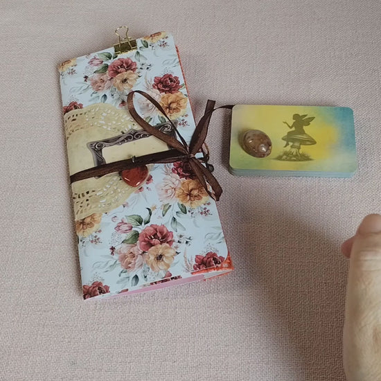 Long-Slim-Journal Motiv Rosen Kartenlegung, Produktvideo